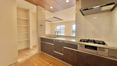 キッチン脇には収納があり様々な用途に使用できます。