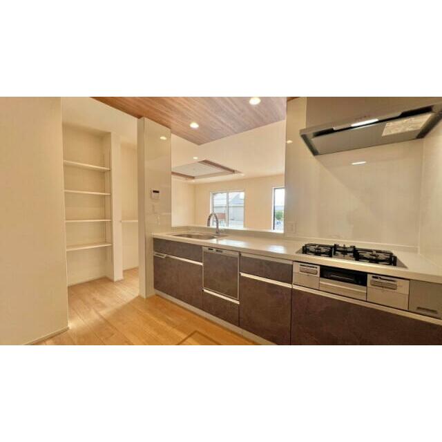 キッチン脇には収納があり様々な用途に使用できます。