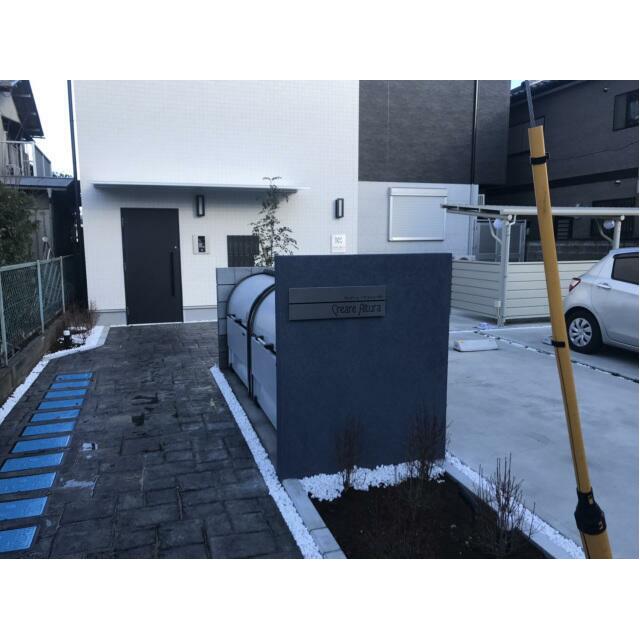 アプローチ（ゴミ置き場あり）