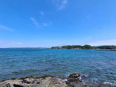 諸磯海岸まで１．５ｋｍ。広々として海と青空に心を洗われます。