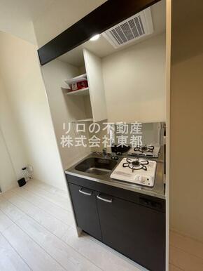 キッチンは収納付！調理器具など必要な物を収納できます☆