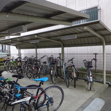 自転車置場も屋根付きで嬉しい！