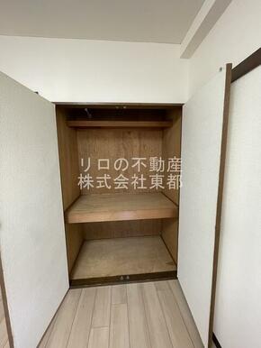 間口・奥行もある収納なのでカラーボックス等でアレンジ可能☆