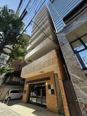 1987年築の河原町通りに面したマンションです。夜間でも人通りがあります。