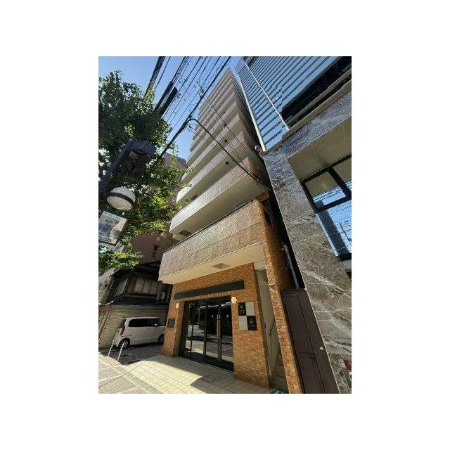 1987年築の河原町通りに面したマンションです。夜間でも人通りがあります。