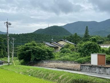 奥の畑が対象で手前の更地は対象外です