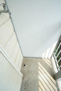 洗濯機置場が室外にあるのでお部屋を広々お使いいただけます。