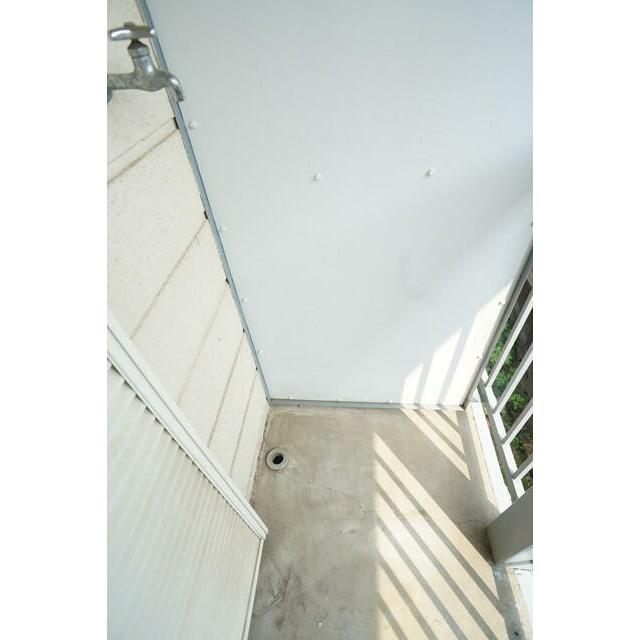 洗濯機置場が室外にあるのでお部屋を広々お使いいただけます。