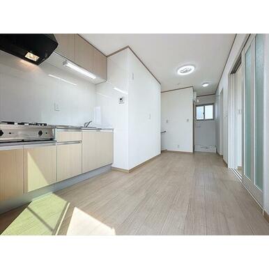 棚やテーブルを置けそうなキッチンです