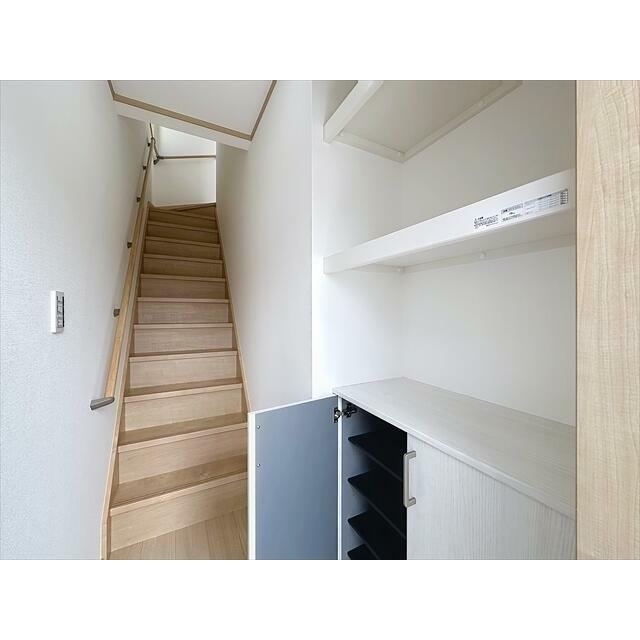 下駄箱の他にも棚のある玄関です