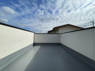 ゆとりのあるワイドバルコニーは風通し良く心地よい空間です！