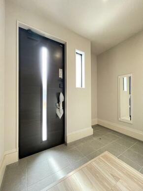 家族の靴がしまえるシューズボックス付き！土間にはベビーカーや子供の遊び道具なども収納できますよ＾＾