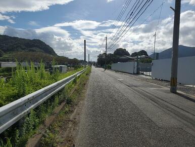 前面道路（東から西に撮影）