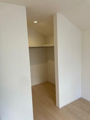 お洋服好きならコーディネートに悩むのも楽しみのひとつ（2号棟）