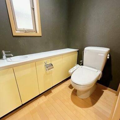 1階トイレには来客用に嬉しい、トイレ内手洗い場があります！