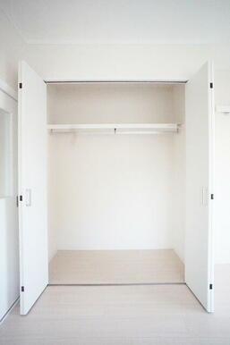 増えがちな荷物をスッキリ収納できる大きめクローゼットです♪