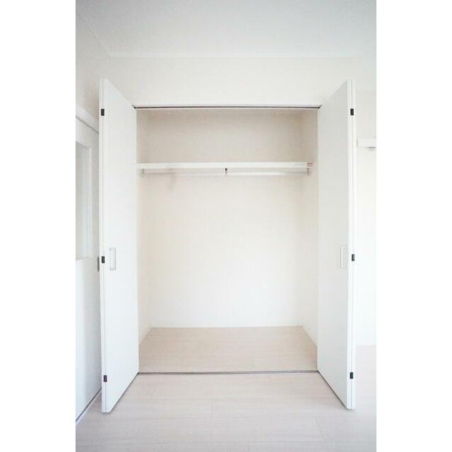 増えがちな荷物をスッキリ収納できる大きめクローゼットです♪