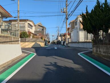 コチラは東側前面道路になります。