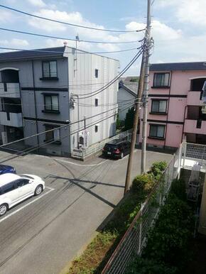 目の前が隣地通路で遮るものはありません