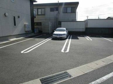 敷地内に駐車場が２台付きです。