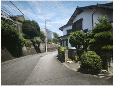 2027年7月撮影、前面道路