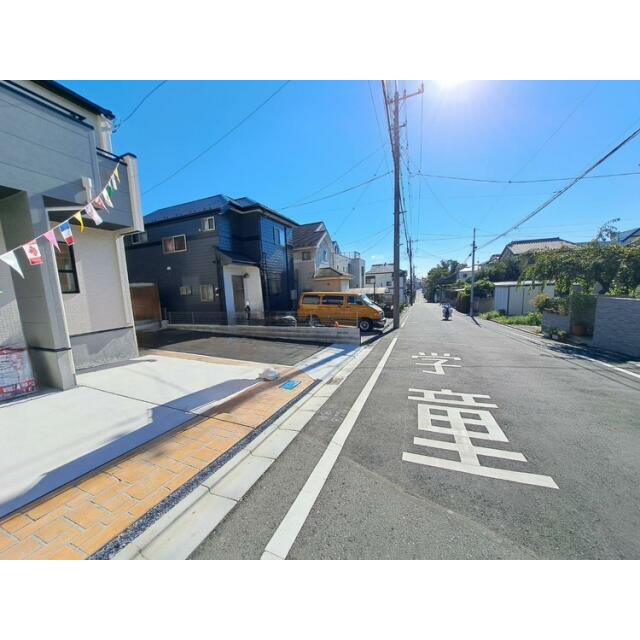 【街並み】ゆとりある前面道路で安心の住環境！