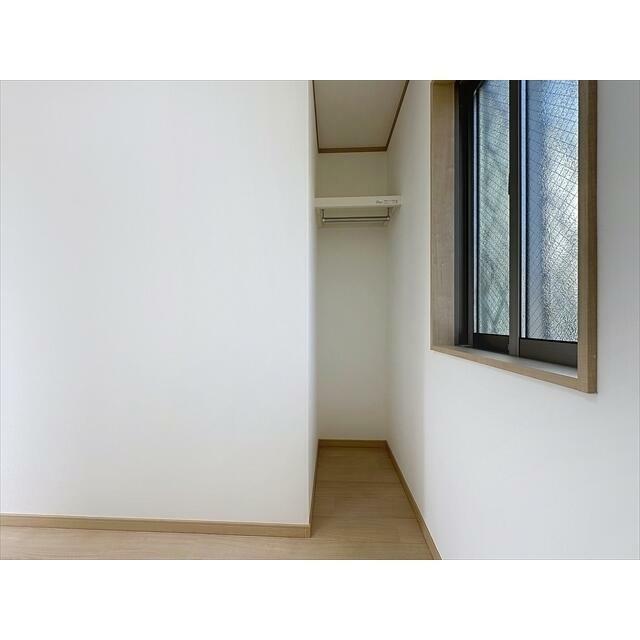 Sルームの中の収納に服を掛けられます