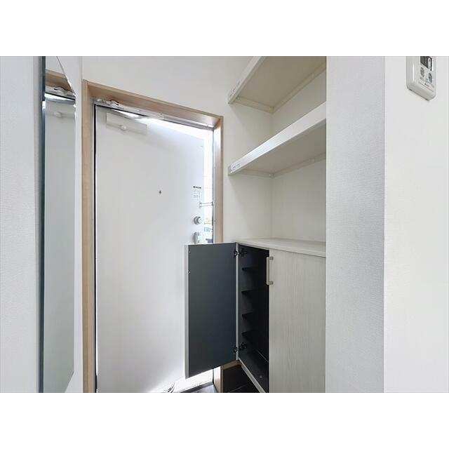 下駄箱の他にも棚のある玄関です
