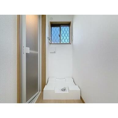 洗濯機はお風呂の手前に置けて便利