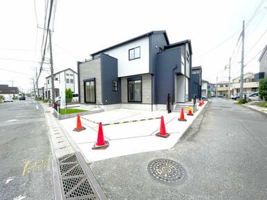 【外観写真】落ち着いた印象の外観デザインを採用。ワイドバルコニーや全居室収納付きのゆとりある住まいで