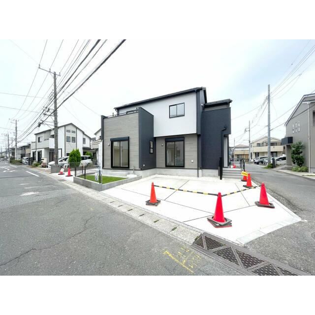 【外観写真】制震ダンパーを搭載した、地震に強い住まいです。地震の揺れを吸収し、建物へのダメージを軽減
