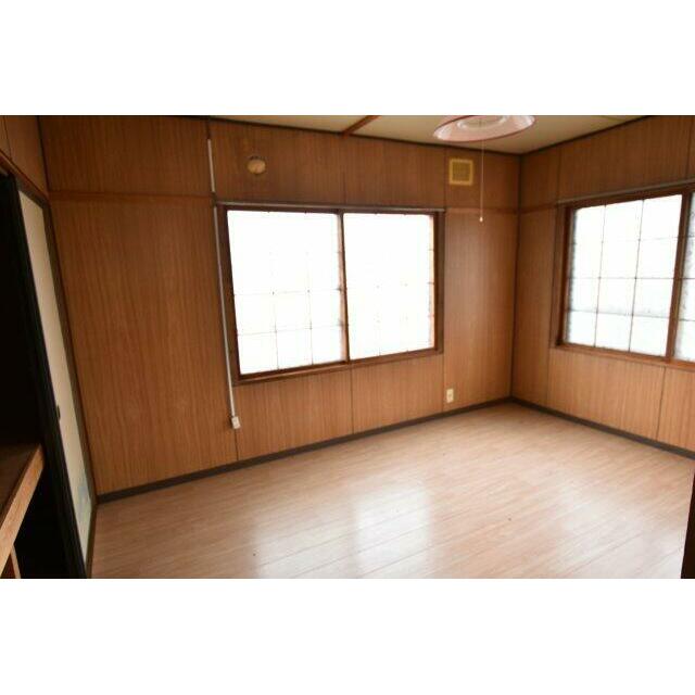 2面採光で明るい室内です。