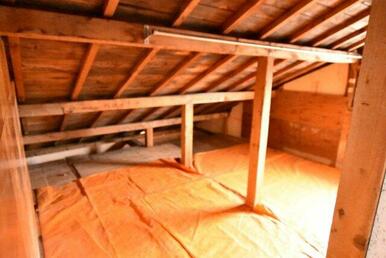 屋根裏収納にはたっぷり荷物をしまうことができます。