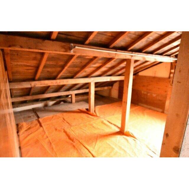 屋根裏収納にはたっぷり荷物をしまうことができます。