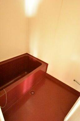 レトロなお風呂。色合いがエモい！