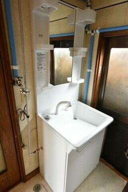 独立洗面台。そのままご使用いただけます。