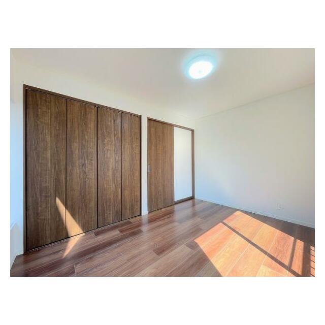 「2階南東側洋室＿約6帖」別の角度からの写真です。