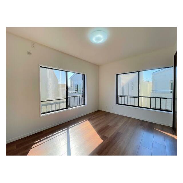 「2階南西側洋室＿約6帖」2面採光で日当たり良好です。