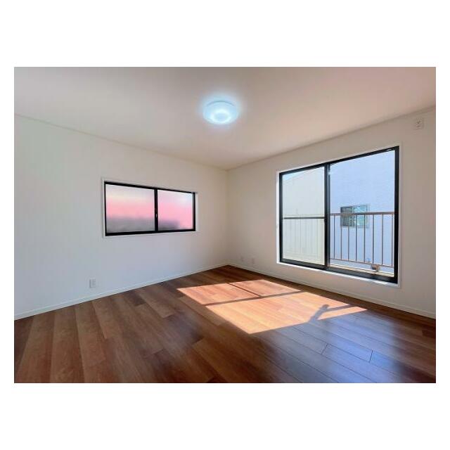 「2階南東側洋室＿約8帖」2面採光で日当たり良好です。