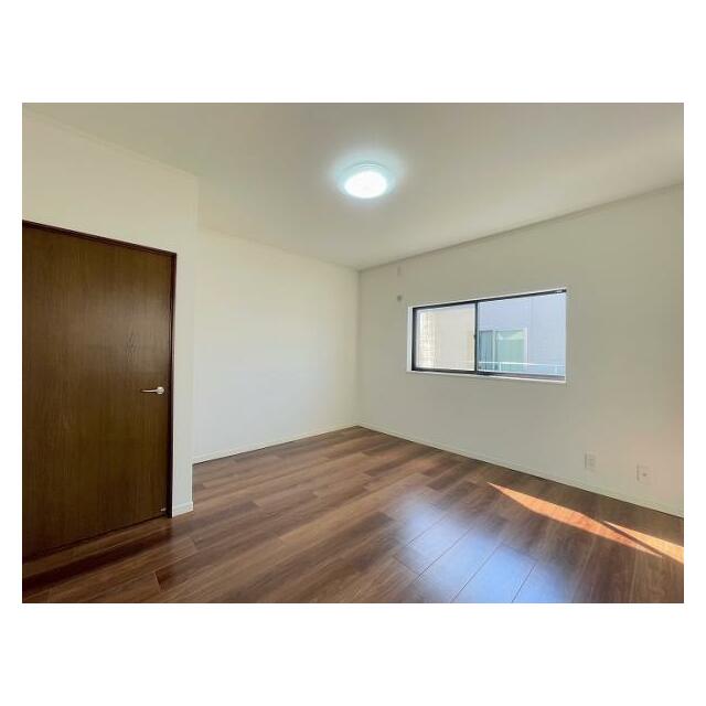 「2階北側洋室」約7.5帖のお部屋です。