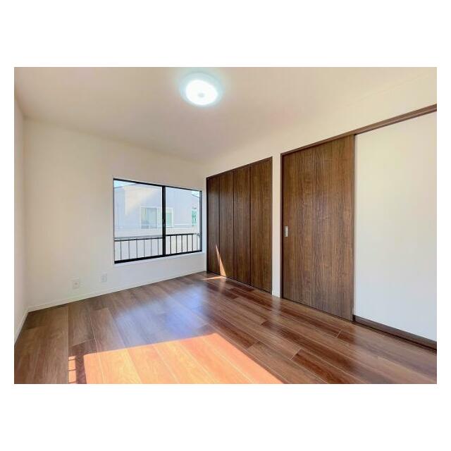 「2階南西側洋室」約6帖のお部屋です。