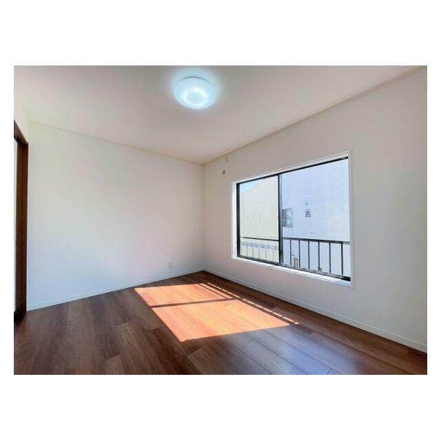 「2階南西側洋室＿約6帖」大きな窓があり日当たり良好です。