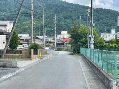 物件の南側道路です。