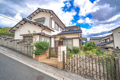 静かな住宅街の角地に佇む住まい。坂になっています