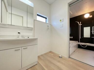 朝の準備・毎日の洗濯・帰宅後のお風呂と大活躍の洗面スペース