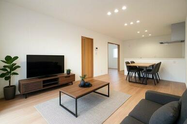 16帖のLDKに家具を配置するとこのような感じになります♪※類似物件のイメージ画像です。