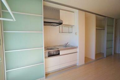 洋室の扉を全部空けるとこのようになっています。キッチンから収納まであります。