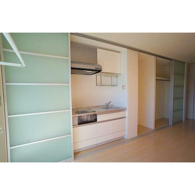 洋室の扉を全部空けるとこのようになっています。キッチンから収納まであります。