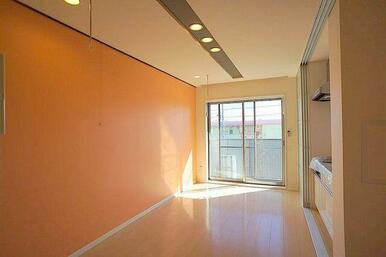 内装もオシャレ仕様です！天井の照明部分にアクセントクロス。また、壁一面にもアクセントクロスが貼って…