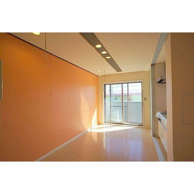 内装もオシャレ仕様です！天井の照明部分にアクセントクロス。また、壁一面にもアクセントクロスが貼って…